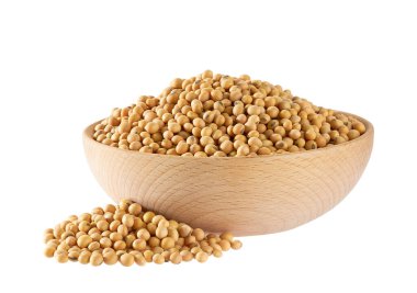 Beyaz arka plan üzerinde izole bir ahşap kase soya fasulyesi.