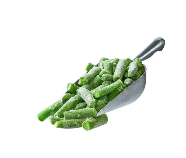 白い背景に隔離された冷凍緑豆と小さな金属スプーンやスクープ — ストック写真