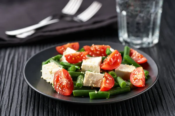 ギリシャ産の緑豆とトマト ハーブとオリーブオイルにフェタチーズが添えられています — ストック写真