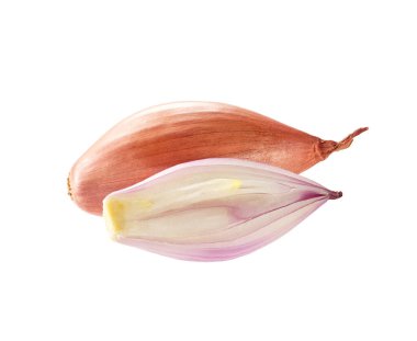 Beyaz arkaplanda tam ve yarım arpacık soğanı izole.