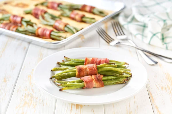 Baked Bundles Green Beans Wrapped Bacon Ceramic Plate White Wooden — Stock Photo, Image