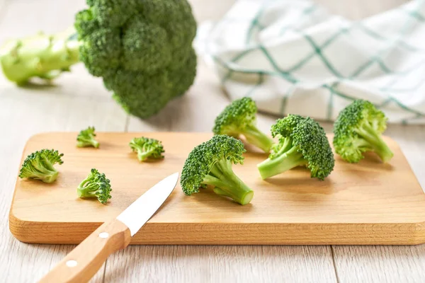 Broccoli Crudi Biologici Verdi Sani Tavolo Cucina Bianco Broccoli Dieta — Foto Stock