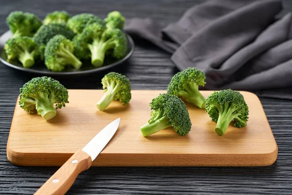 Zdrowe Zielone Organiczne Brokuły Surowe Stole Ciemnej Kuchni Brokuły Dietetyczne — Zdjęcie stockowe