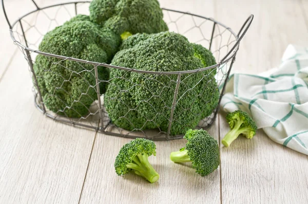 Brokoli Kubis Dalam Keranjang Wicker Atas Meja Kayu Putih Sayuran — Stok Foto