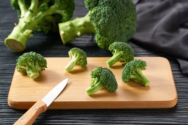 Brócoli Crudo Orgánico Verde Saludable Una Mesa Cocina Oscura Brócoli —  Fotos de Stock