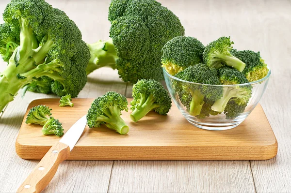 Memotong Brokoli Untuk Dipanggang Atas Meja Putih Fokus Selektif — Stok Foto