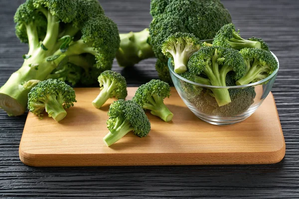 Zdrowe Zielone Organiczne Brokuły Surowe Stole Ciemnej Kuchni Brokuły Dietetyczne — Zdjęcie stockowe