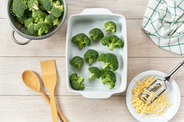 Brokoli Mentah Dalam Baking Dish Persiapan Untuk Digoreng Dalam Oven — Stok Foto