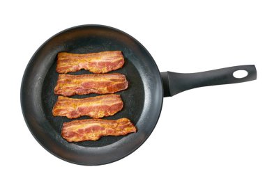 Beyaz arka planda izole edilmiş tavada kızarmış pastırma pastırması.