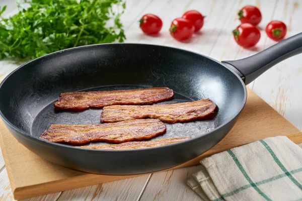 Fried Bacon Strips Skillet White Kitchen Table Sizzling Hot Bacon — Stock Photo, Image