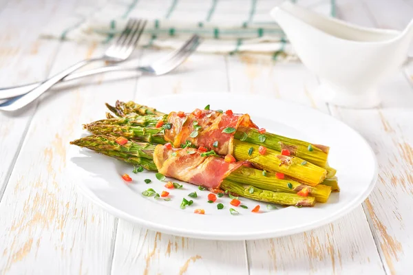 전통적 식욕을 돋우는 아스파라거스 다발을 세라믹 접시에 — 스톡 사진