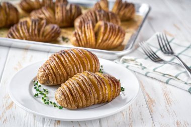 Sarımsak, kekik ve deniz tuzu ile kızartılmış hasselback patatesleri..