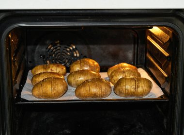 Ev yapımı hasselback patates fırında, seçici odaklanma..