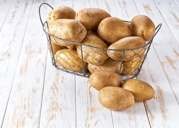 Patatas Crudas Frescas Una Canasta Metal Sobre Una Mesa Cocina —  Fotos de Stock