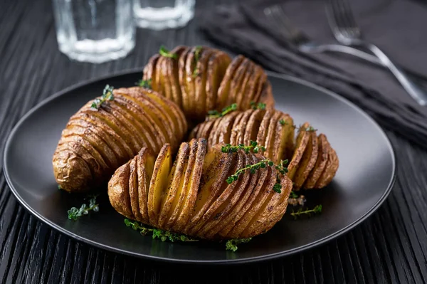Traditional Baked Hasselback Potato Black Plate Wooden Table — Stock Photo, Image