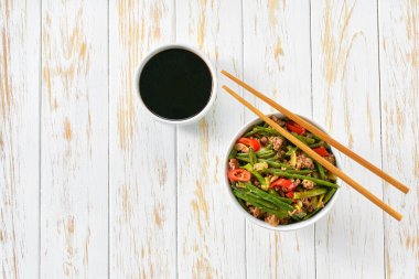 Baharatlı Çin yemeği kıymalı kıymalı domuz göbeği turşulu fasulye ve ahşap masada kırmızı biber ile kızartılmış. Metin için alanı kopyala.