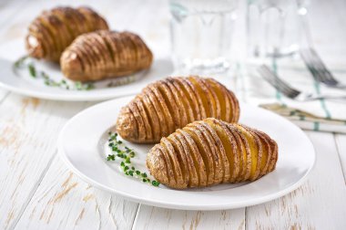 Sarımsak, kekik ve deniz tuzu ile kızartılmış hasselback patatesleri..