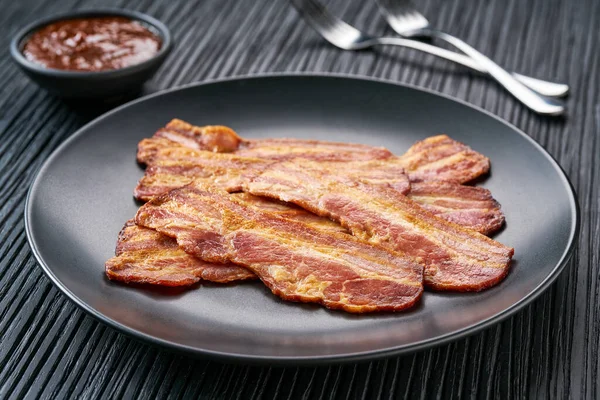 Plate Fried Bacon Bbq Sauce Black Table Plate Fried Bacon — Stock Photo, Image