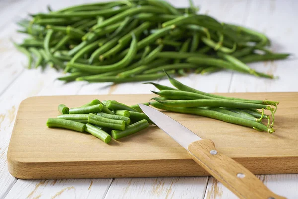 Whole Chopped Fresh Green Beans Cutting Board — Stock Photo, Image