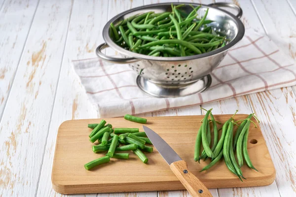 Ganze Und Gehackte Grüne Bohnen Auf Einem Weißen Küchentisch Ansicht — Stockfoto