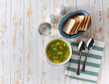 Beyaz ahşap bir masada yeşil fasulye çorbası, metin için kopyalama alanı.