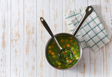 Ahşap bir masada taze ev yapımı yeşil fasulye çorbası..