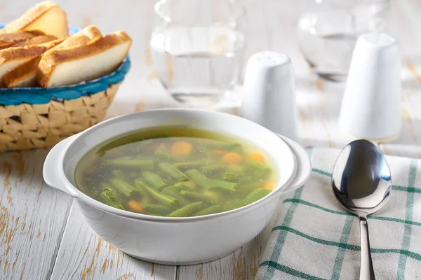 白い木のテーブルの上においしい緑豆のスープ — ストック写真