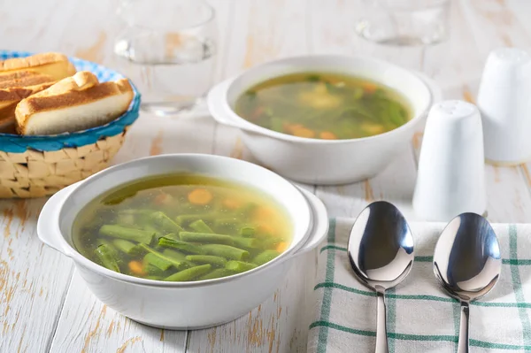 白い木のテーブルにパンと緑豆のスープ シンプルなビーガン料理 — ストック写真