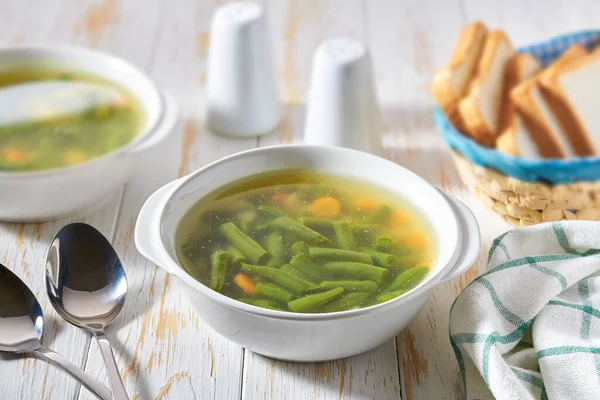 木製のテーブルの上に新鮮な自家製の緑豆のスープ 閉じます 健康的なデトックス食品やベジタリアン食品 — ストック写真
