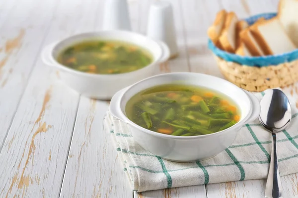 白いキッチンテーブルの上に野菜と緑豆のスープの2つのボウル — ストック写真