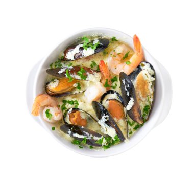 Beyaz arka planda izole edilmiş deniz mahsulü kremalı çorba..