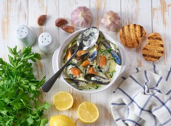 白いテーブルの上にムール貝とハーブのおいしい地中海のシーフードスープ トップビュー — ストック写真