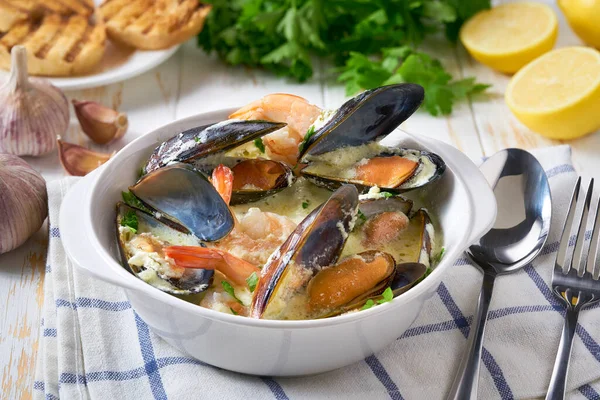 白いテーブルの上にムール貝とエビのおいしい地中海のシーフードスープ — ストック写真