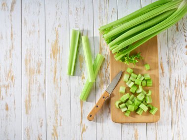 Tahta bir masada taze kereviz çubukları, üst manzara..