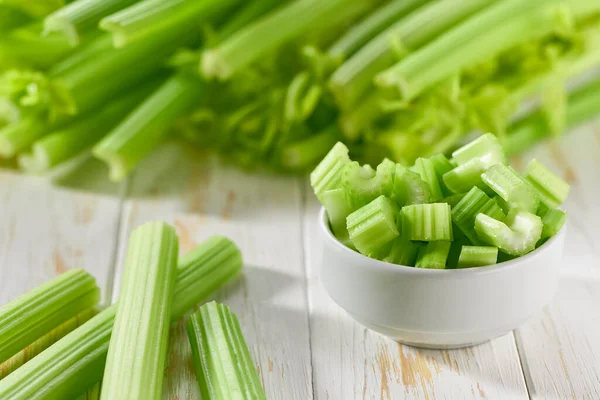 Čerstvý Celer Krájený Misce Celerem Bílém Dřevěném Stole — Stock fotografie