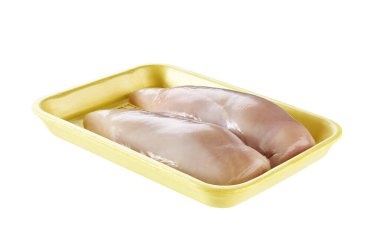 Tavuk filetosu süpermarket için plastik ambalajda mükemmel kesilmiş. İki parça Chiken Supreme. Beyaz arka planda çiğ tavuk eti. Yalıtılmış, tepside kümes hayvanı eti .