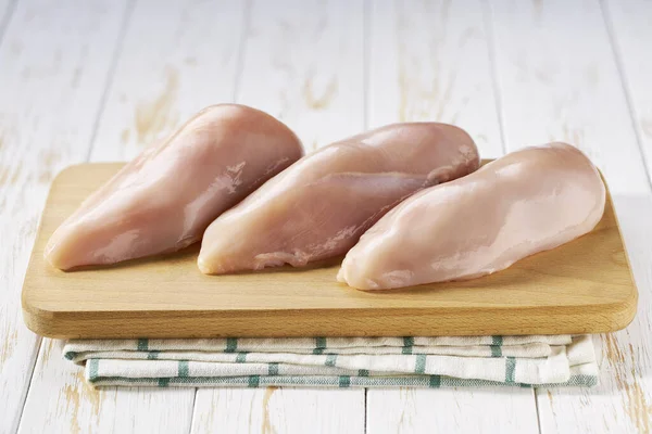 Rohe Hühnerbrüste Auf Einem Weißen Holztisch Bio Nutzgeflügel Frisches Filet — Stockfoto