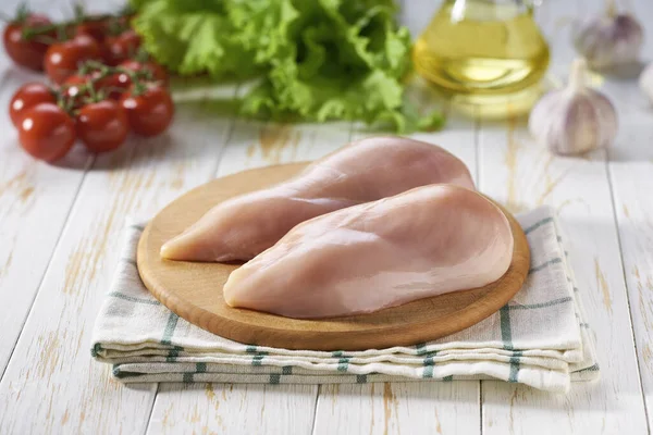 Rohe Hühnerbrust Mit Kräutern Olivenöl Und Pfeffer Selektiver Fokus Kulinarische — Stockfoto