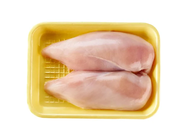 スーパーマーケットのためのプラスチック包装の最高のように切られるチキン フィレット 2部分のチケン スプリーム 白いバックグラウンドで生の鶏肉 トレイの家禽の肉 孤立した — ストック写真