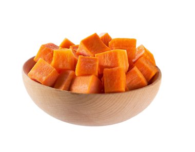 Tahta bir kasede beyaz arka planda izole edilmiş havuçlar..