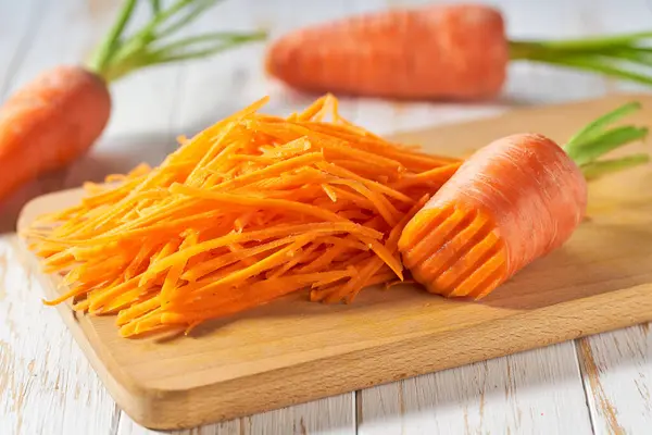 Zanahorias Frescas Ralladas Una Tabla Cortar Enfoque Selectivo —  Fotos de Stock