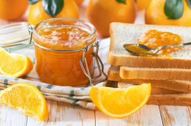 Bir tabak dolusu kızarmış ekmek ve portakal reçeli. Bir tabak kızarmış ekmek ve lezzetli portakal reçeli..