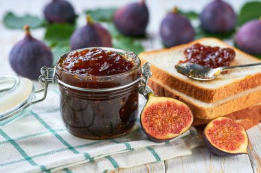 İncirli reçelli sandviç ya da hafif ahşap arka planda tost. Kahvaltıda incirli ekmek dilimleri. .