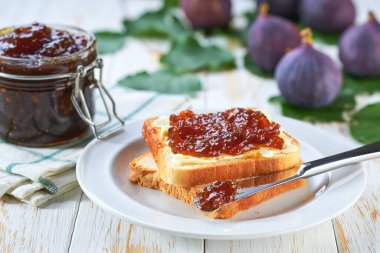 Ahşap mutfak masasında incir reçelli lezzetli tost..
