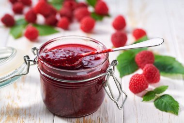 Masada nefis ahududu reçeli. Yakın plan, seçici odaklanma..