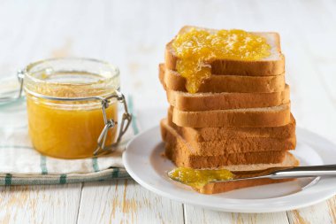 Limonlu reçelli sandviç ya da beyaz ahşap arka planda tost. Ev yapımı limon reçeli.