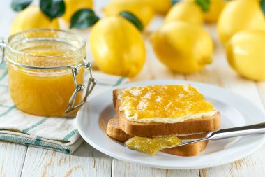 Tabakta limon reçeli tost yığını. Bir tabak kızarmış ekmek ve lezzetli limon reçeli..