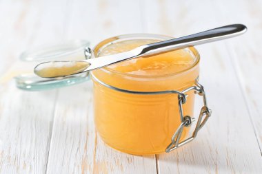 Beyaz ahşap bir masada cam kavanoz zencefil reçeli, seçici bir odak