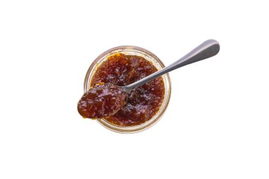 Kavanozda incir reçeli, beyaz arka planda izole edilmiş kaşık, üst manzara. Kavanoz dolusu incir, kaşık üstü görünümlü, beyaz arkaplanda izole edilmiş..
