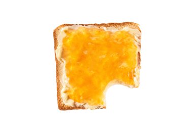 Bir parça kızarmış ekmek al portakal reçeli ve tereyağlı, beyaz üzerine izole edilmiş. Üst Manzara. Eksik ısırıklı tost dilimi.